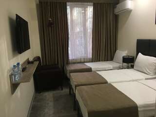 Отель Unique hotel Ереван Стандартный трехместный номер-7